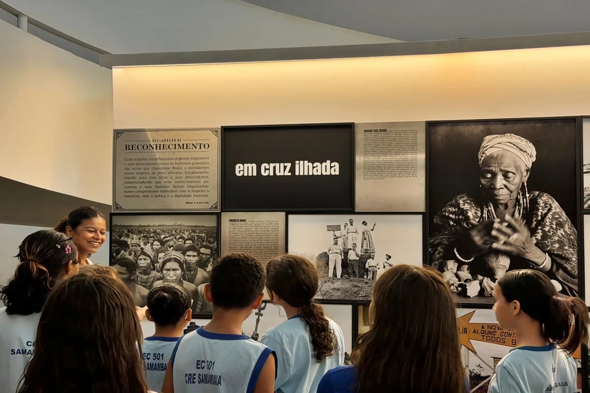 Alunos de Samambaia embarcam em jornada cultural na exposição “Utopias em construção”
