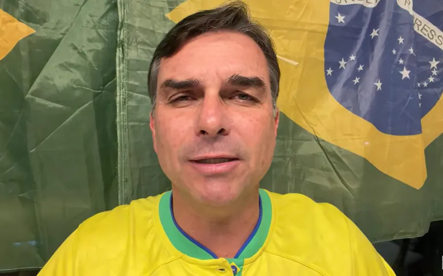 Flávio Bolsonaro lança candidatura e critica STF