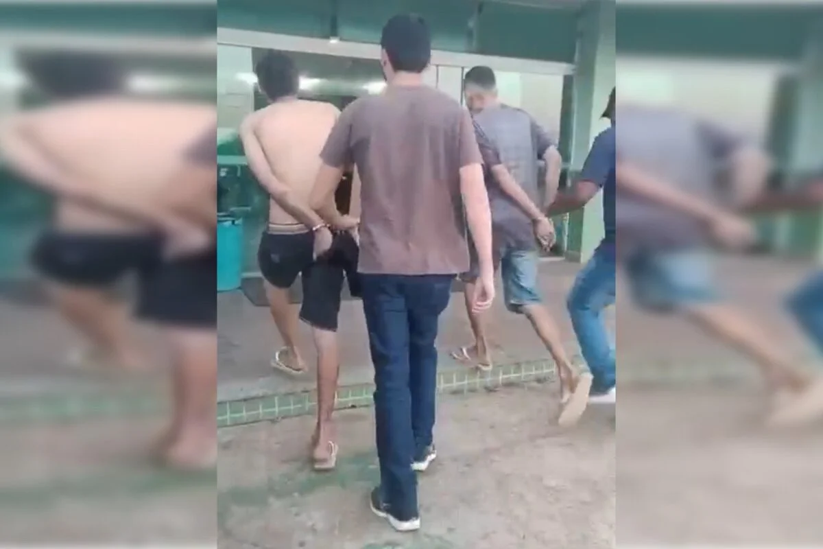 Gêmeos esfaqueiam homem por dívida em operação 'Maldade em Dobro'