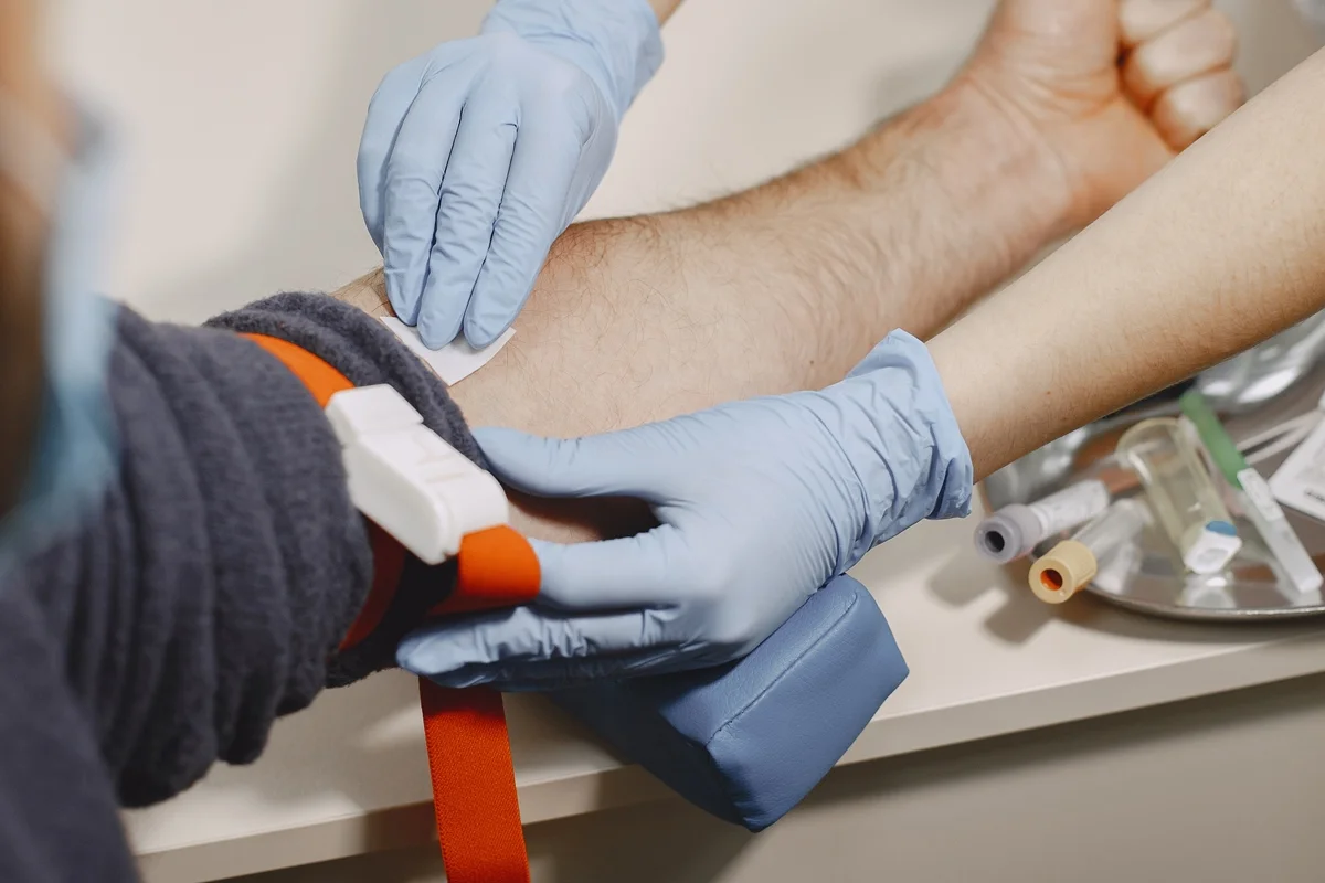Doação de sangue: novas regras reduzem espera para tatuagens, piercings e cirurgias