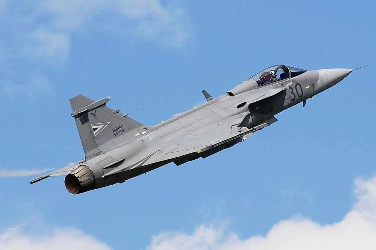 Caça Gripen da Hungria cai perto de Szolnok; piloto ejeta ileso e investigação é aberta