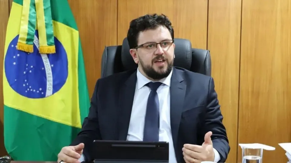 Ex-assessor Lula pede saída após denúncias de pagamentos