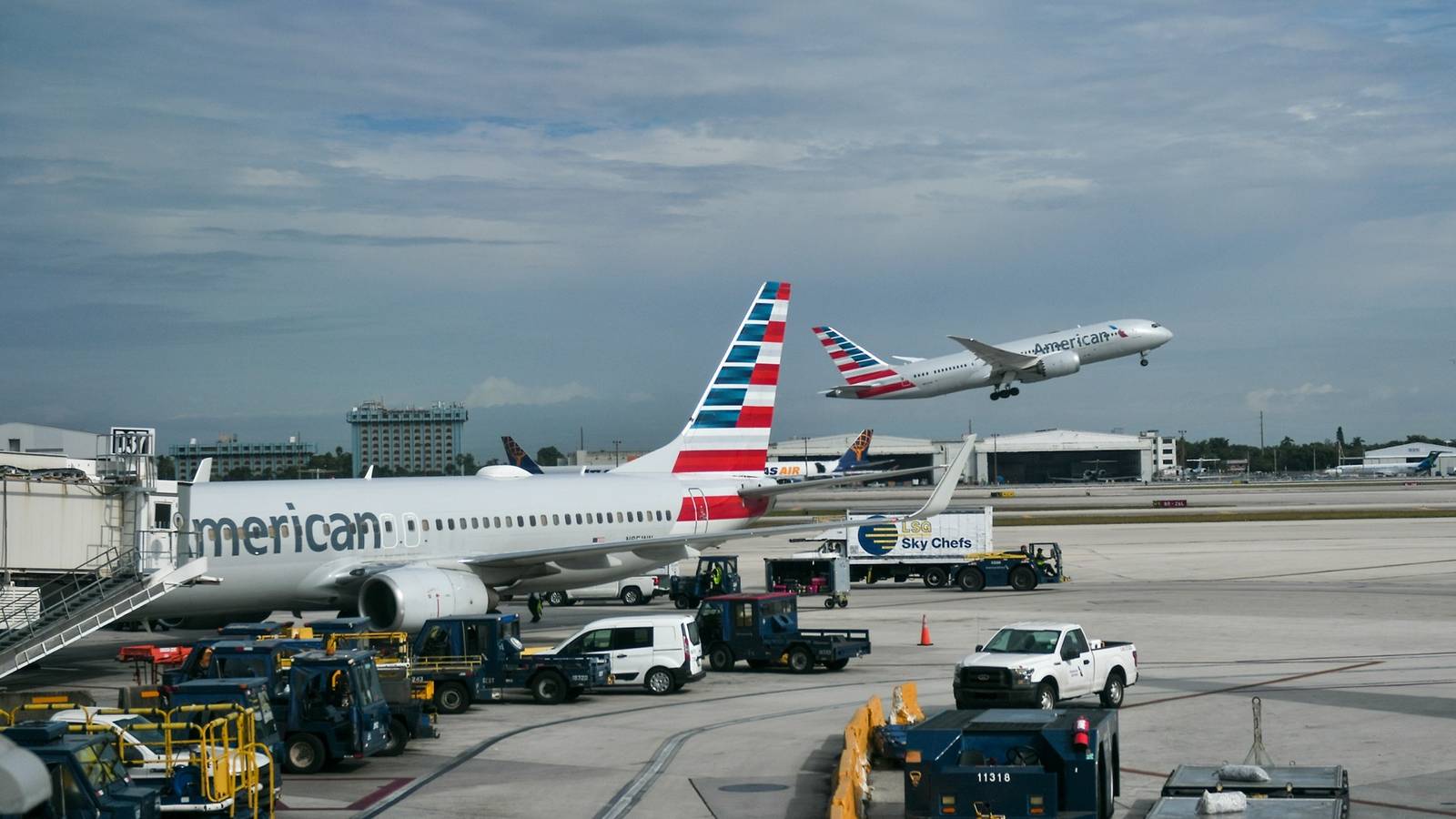 Homem é preso no Aeroporto de Miami com centenas de pílulas de opioides em voo da Colômbia