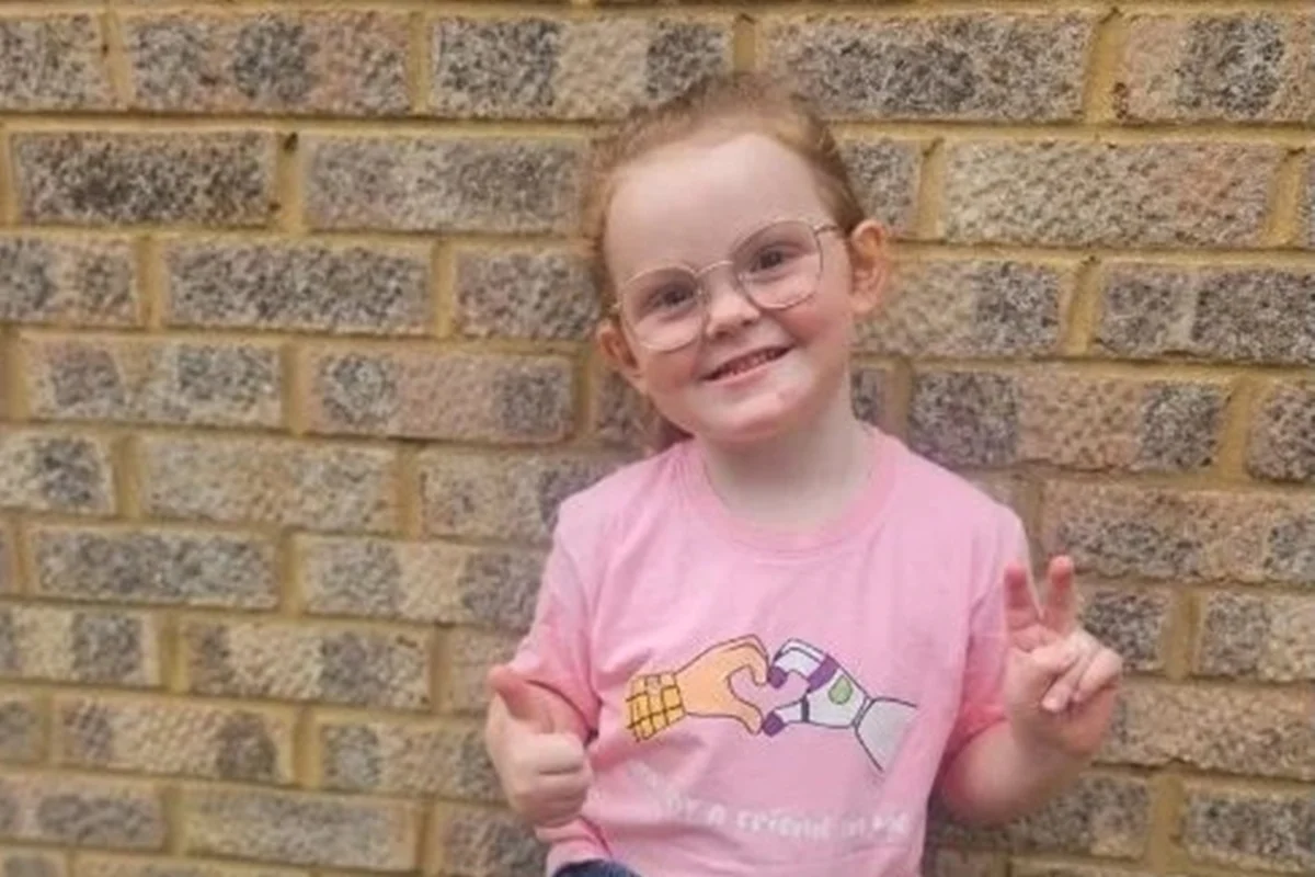 Sintomas comuns de dor de cabeça e vômitos revelam tumor cerebral em menina de 5 anos