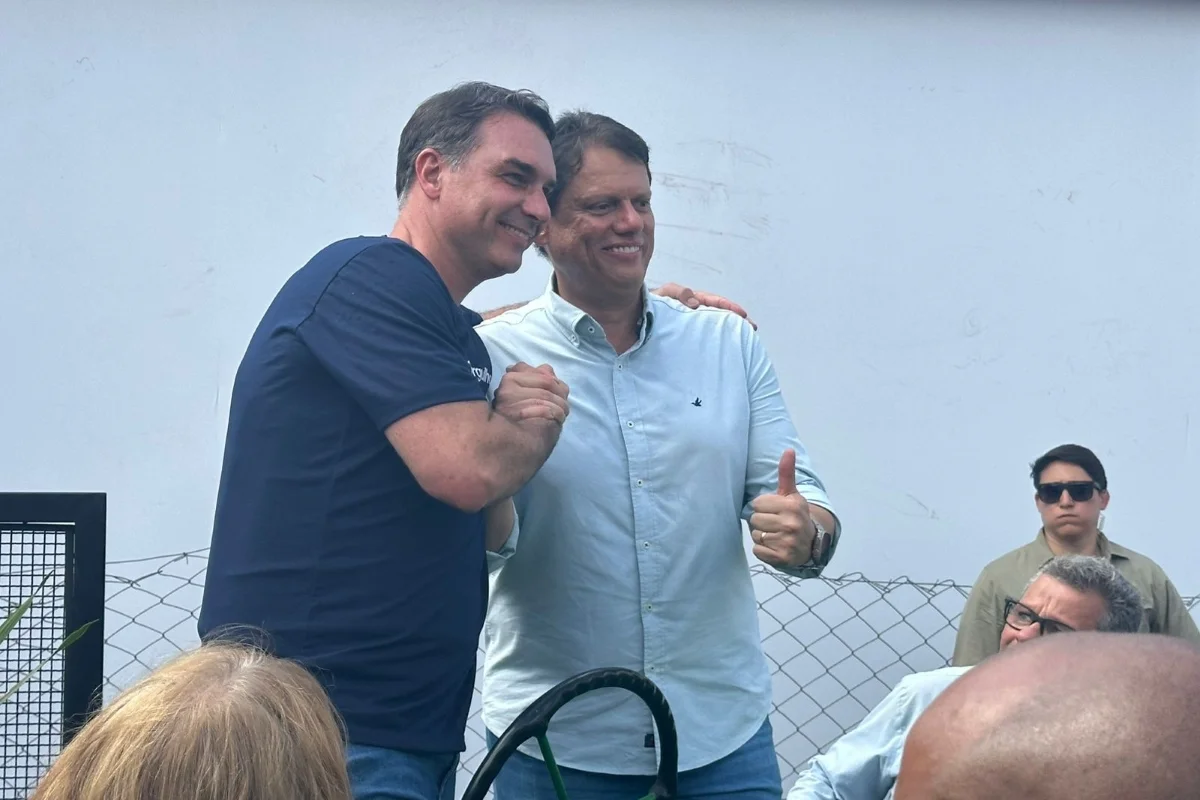 Tarcísio força presença de Flávio em convenção; governador terá 'distância segura'