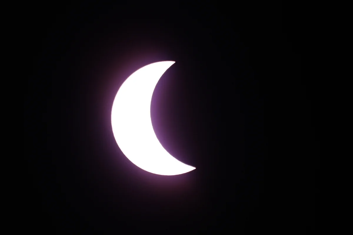 Passageiros Aventuram-se Diante do Eclipse Solar Total nos Vazios do Céu