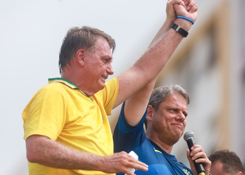 Tarcísio manda abraço a Bolsonaro durante debate: 'Gratidão não se prescreve'