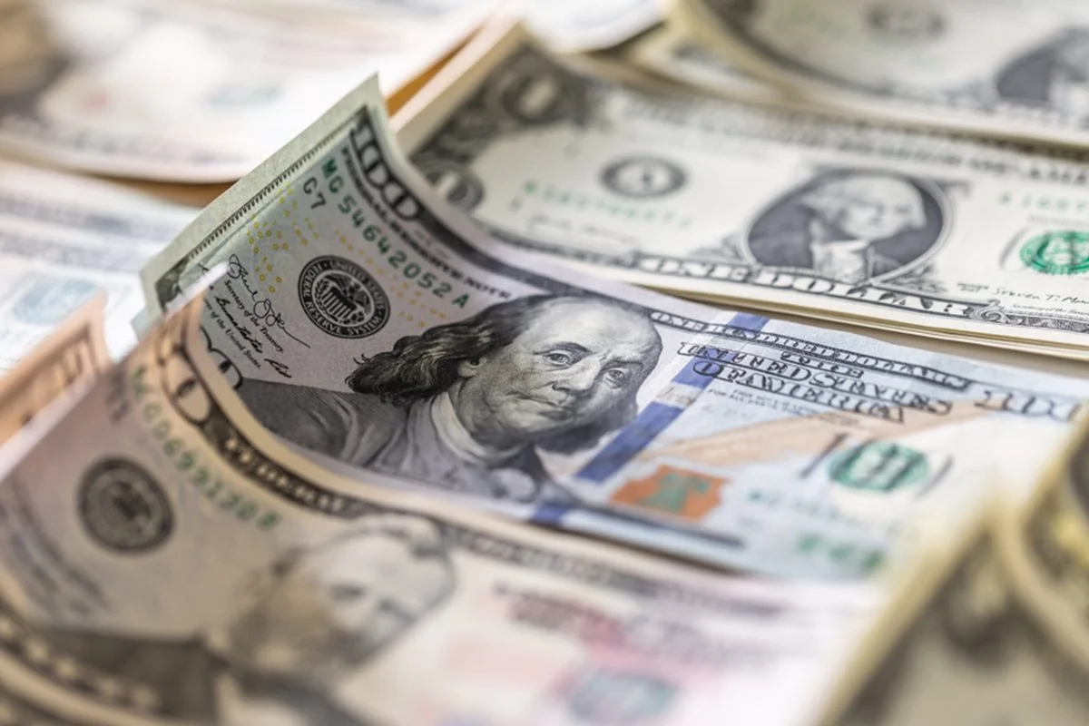 Dólar e Petróleo Disparam com Tensão Irã-EUA Após Reação de Trump a Exigências de Teerã