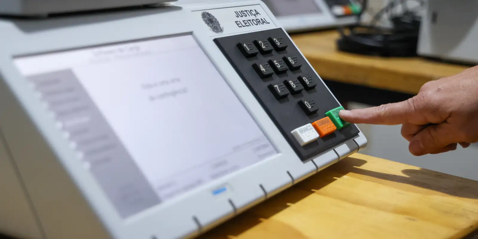 Justiça Eleitoral garante transporte gratuito e urnas adaptadas para eleitores com deficiência