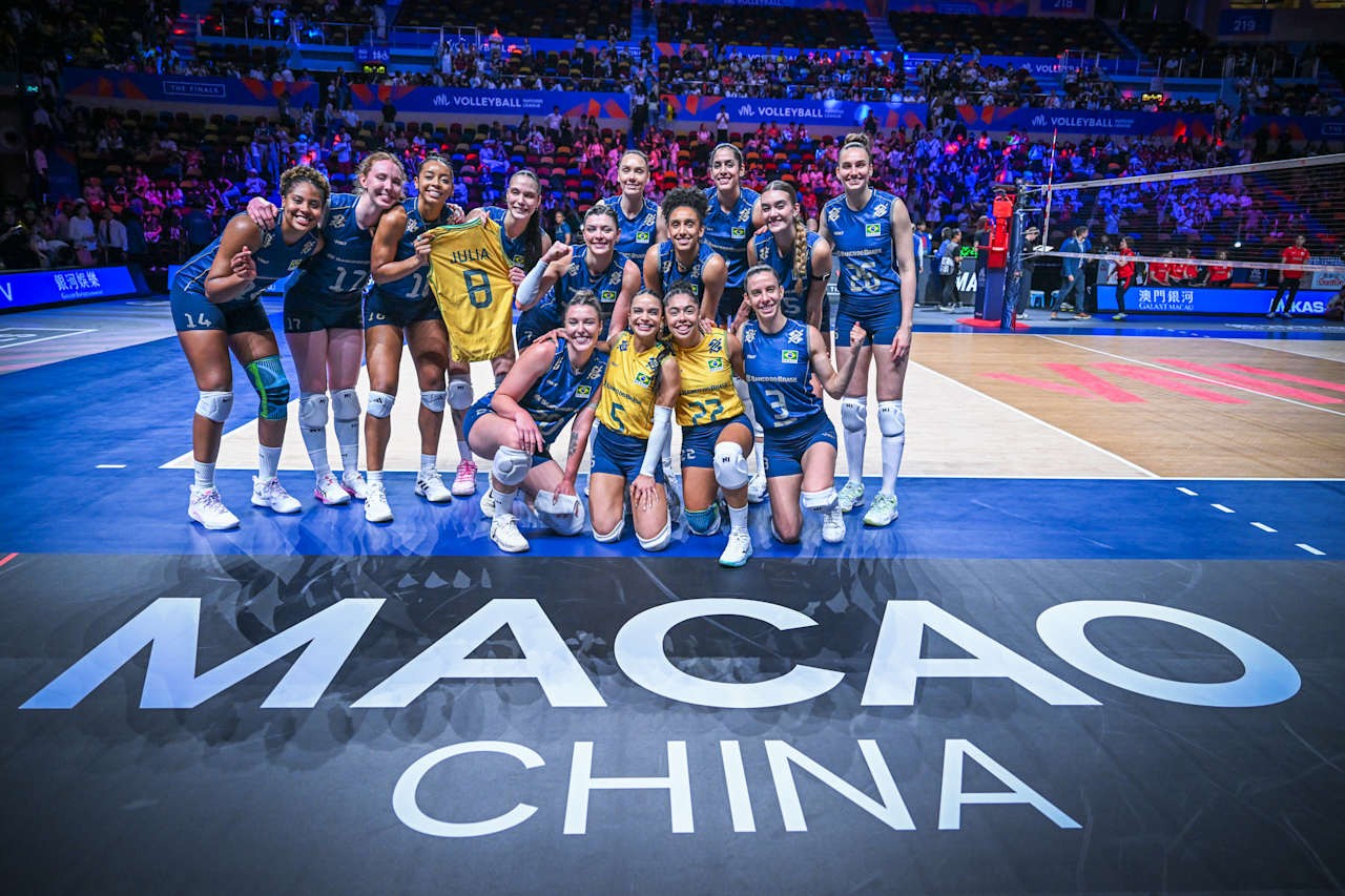 Júlia Kudiess emocionada com homenagem da seleção na VNL
