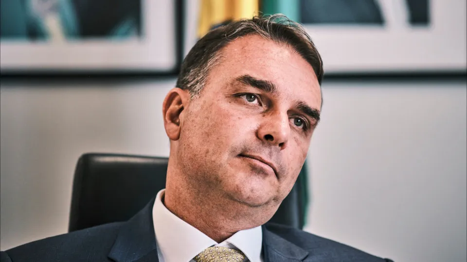 Flávio Bolsonaro critica Flávio Dino por investigação sobre 'farra com dinheiro público'