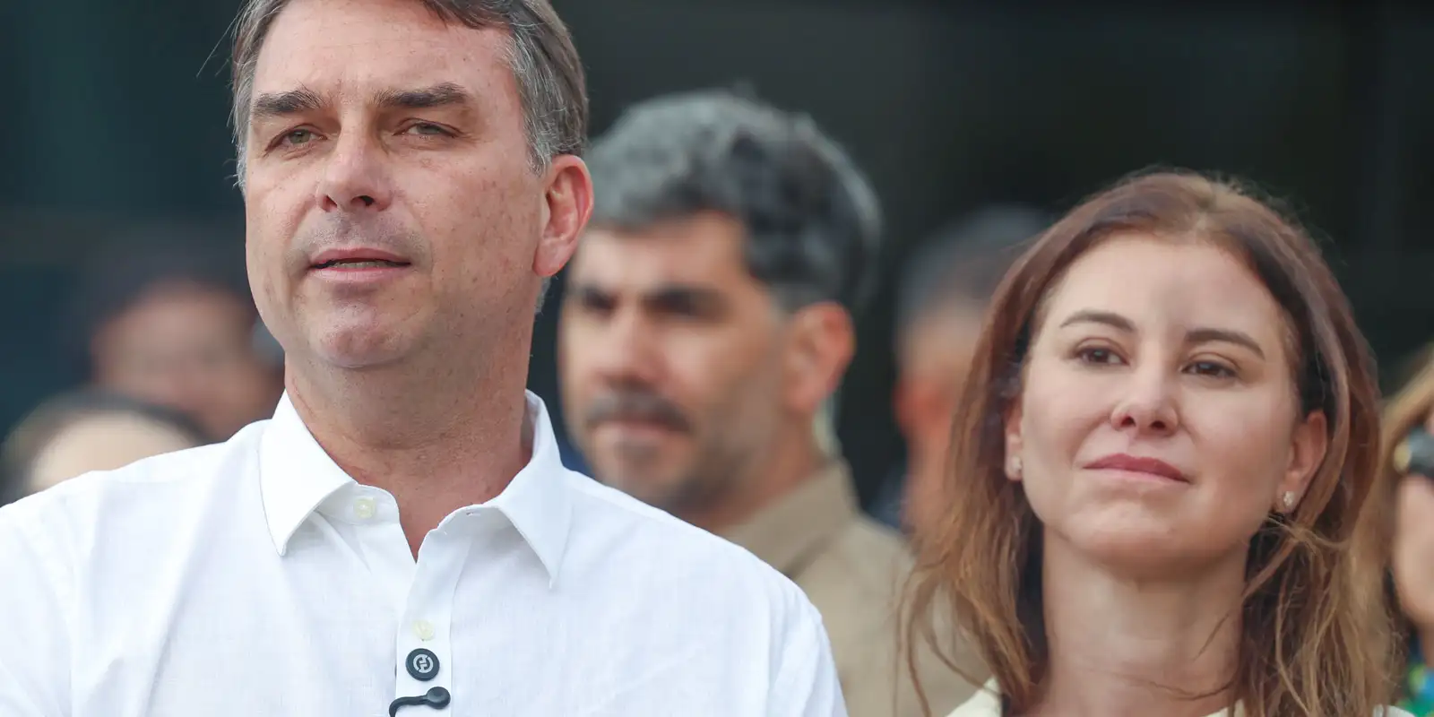 Flávio Bolsonaro celebra retorno de visitas ao pai após missa na Catedral de Brasília