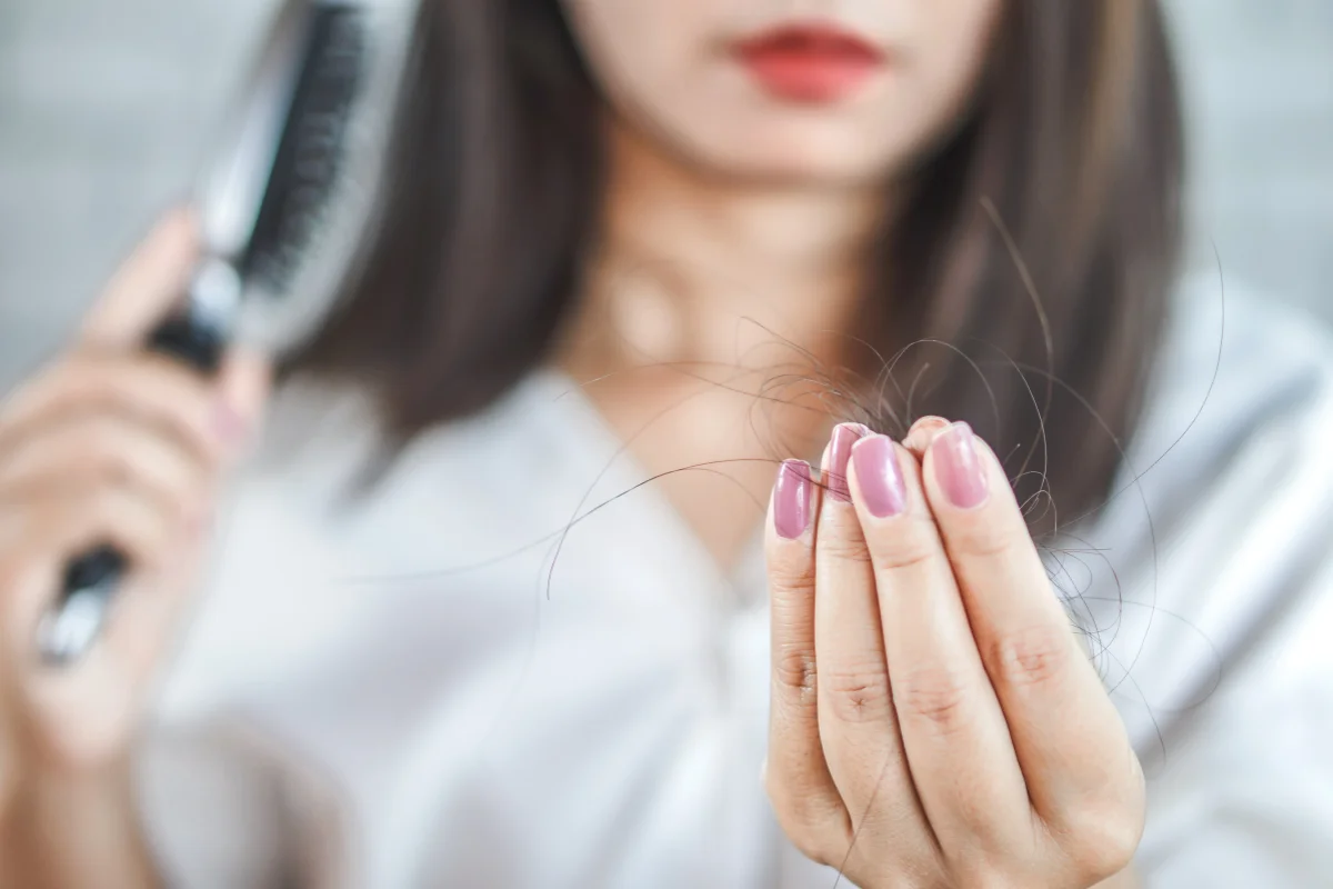 Alterações sistêmicas da endometriose podem causar queda de cabelo