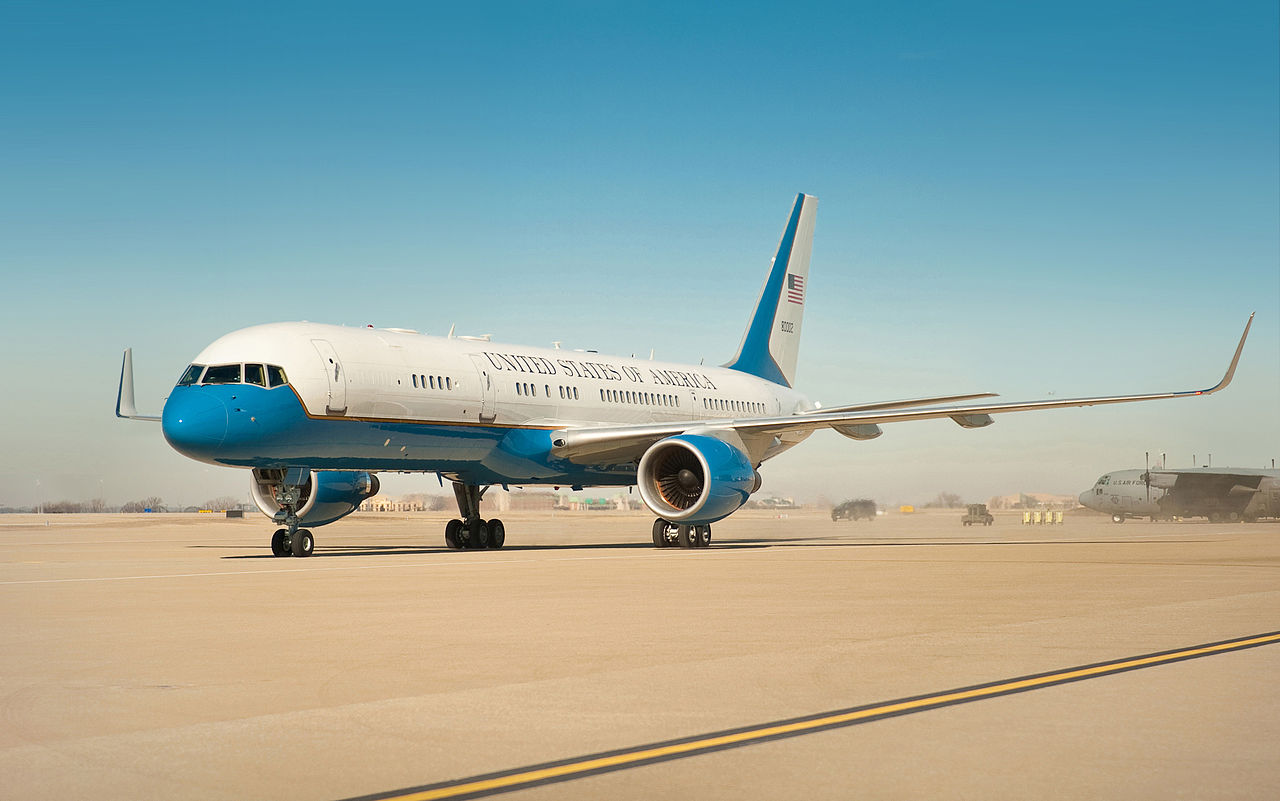 Trump Secretamente Trocou de Avião Durante Viagem