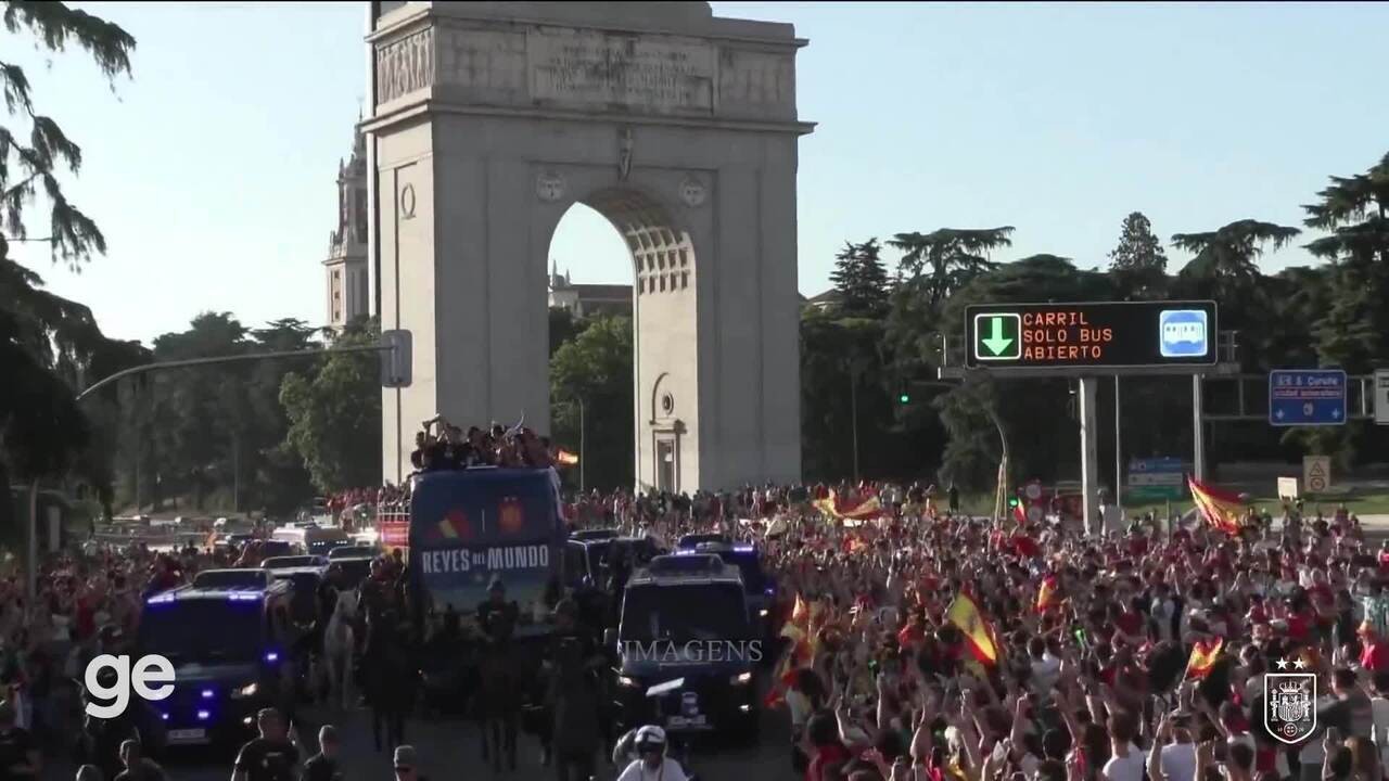 Espanha exibe placa de provocação ao argentino Paredes durante desfile do título