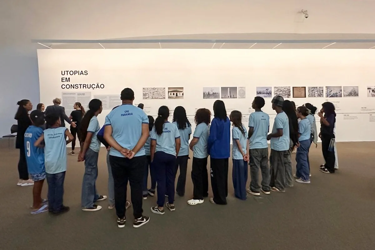 Alunos do Distrito Federal visitam mostra Brasília nas dobras do tempo