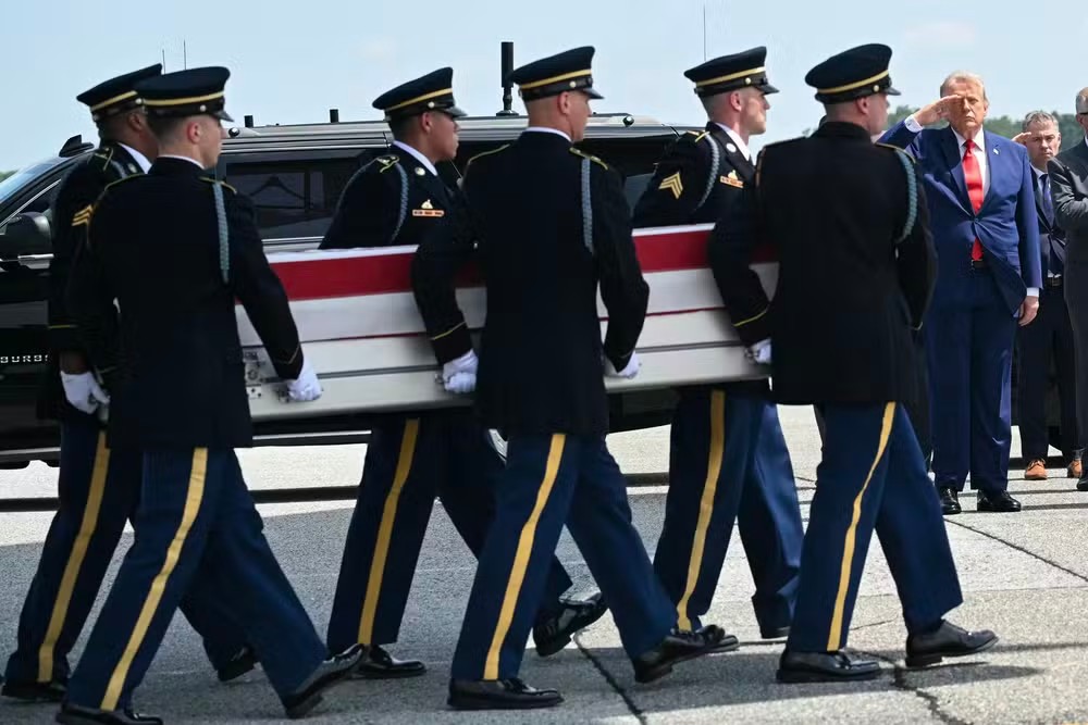 Trump preside cerimônia de traslado de soldados americanos mortos no Oriente Médio