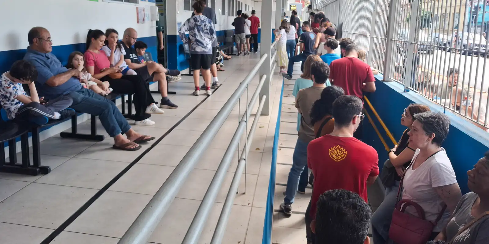 Paulistanos enfrentam filas nas unidades de vacinação contra sarampo