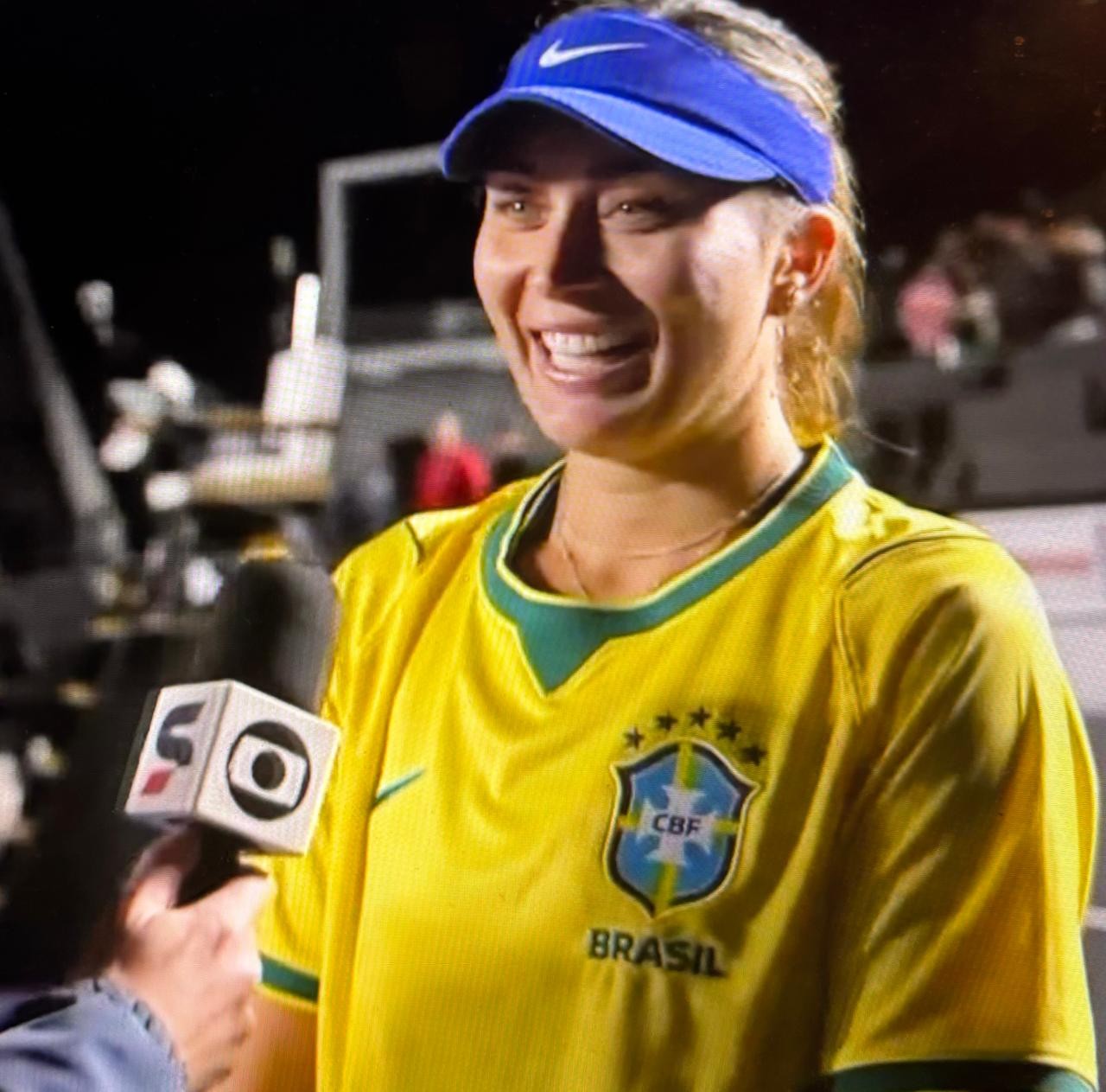 Badosa avança no SP Open, domina rival e celebra vitória com camisa do Brasil
