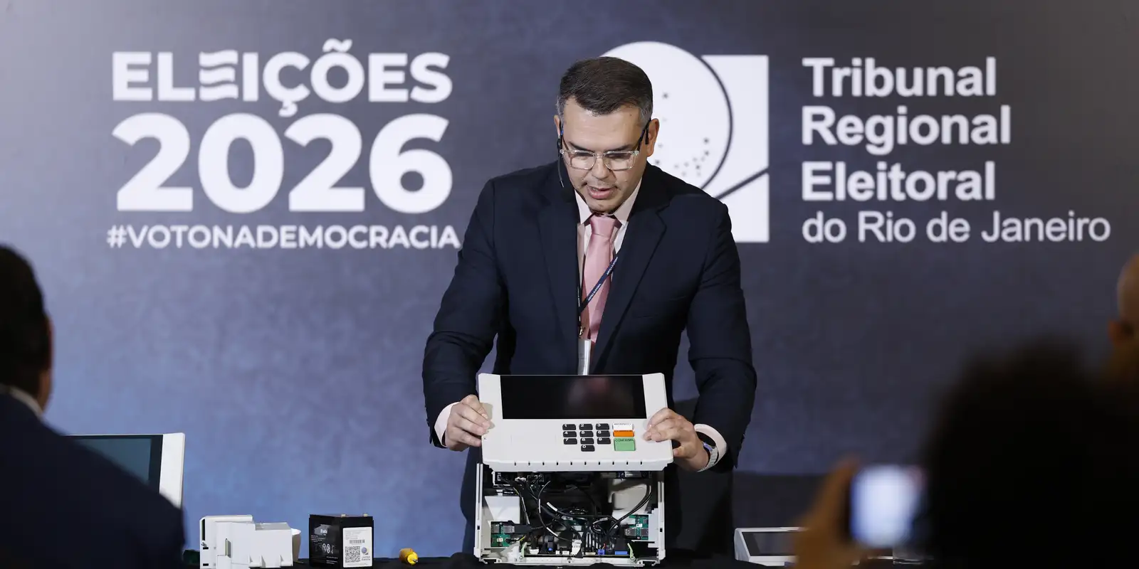 TRE-RJ Abre Urna para Público e Defende Voto Eletrônico