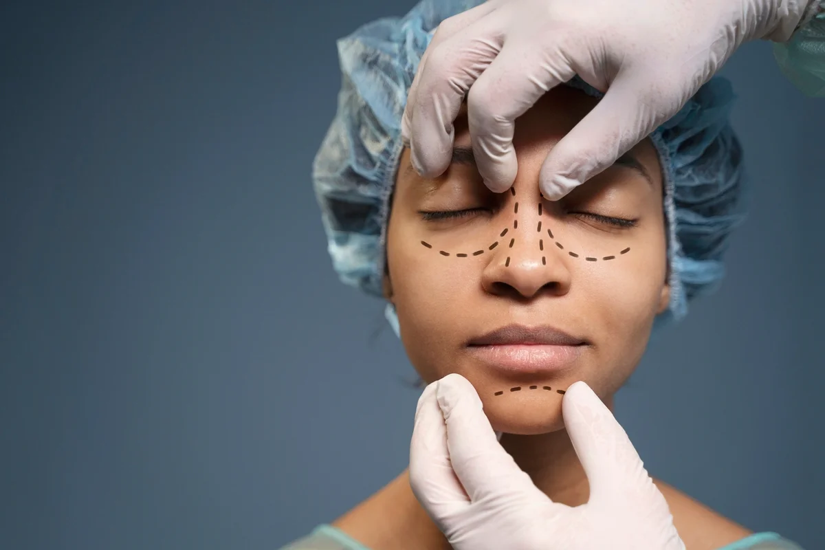 Mulher remove preenchimento labial e enfrenta inchaço gigante no rosto