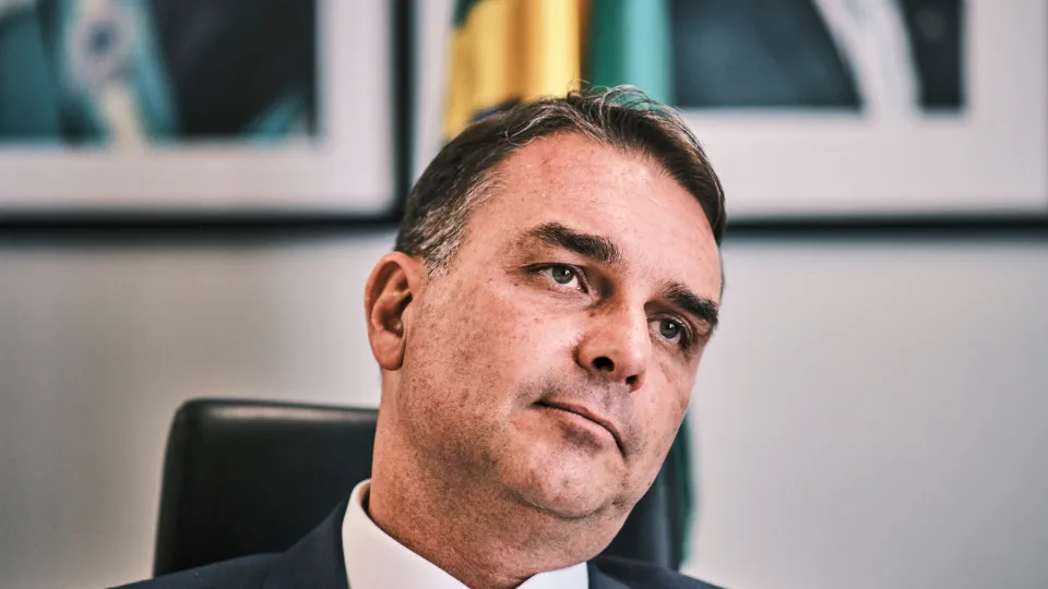 Defesa de Bolsonaro pede volta de visitas a Flávio