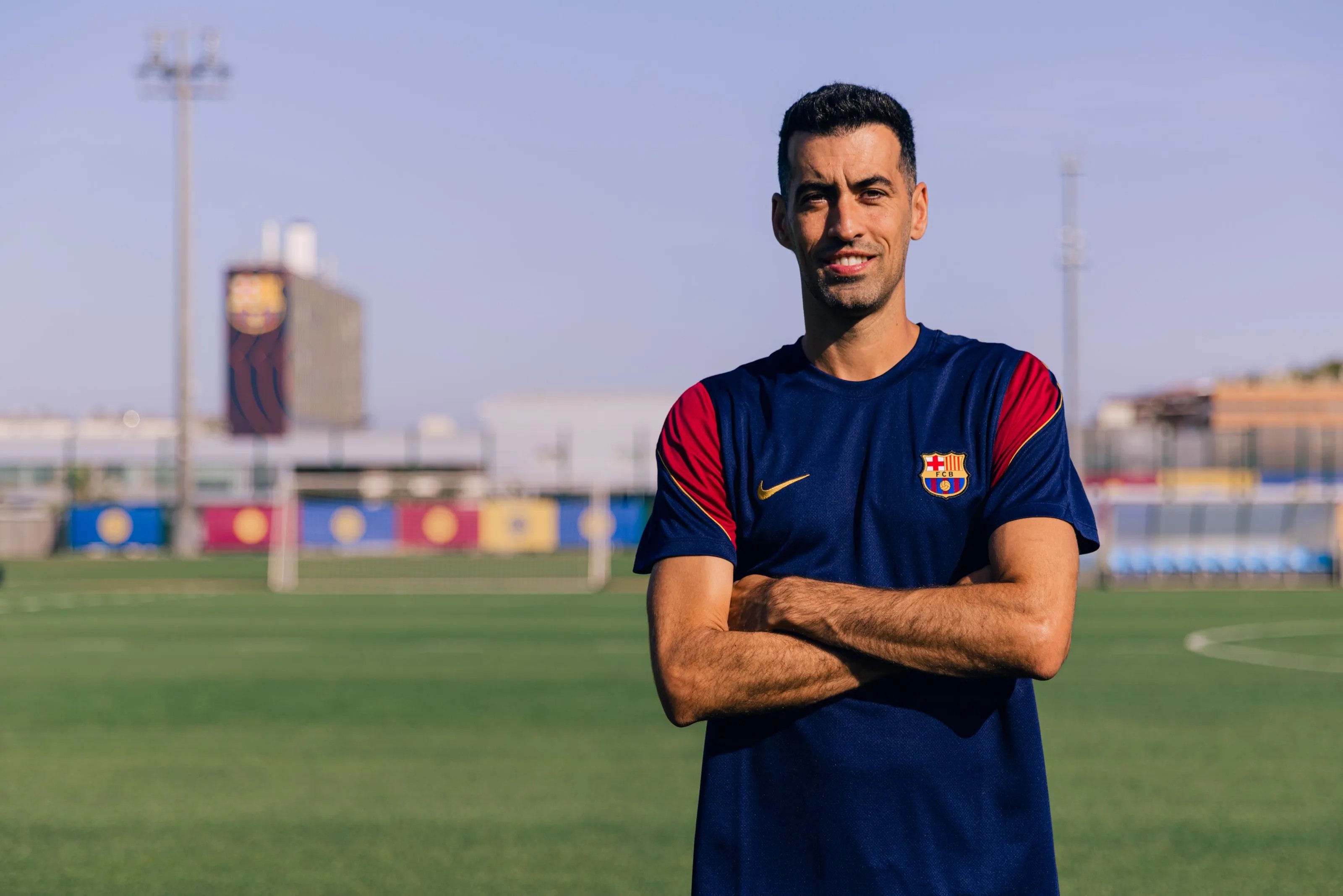 Busquets retorna ao Barcelona como auxiliar técnico do time B para iniciar carreira de treinador