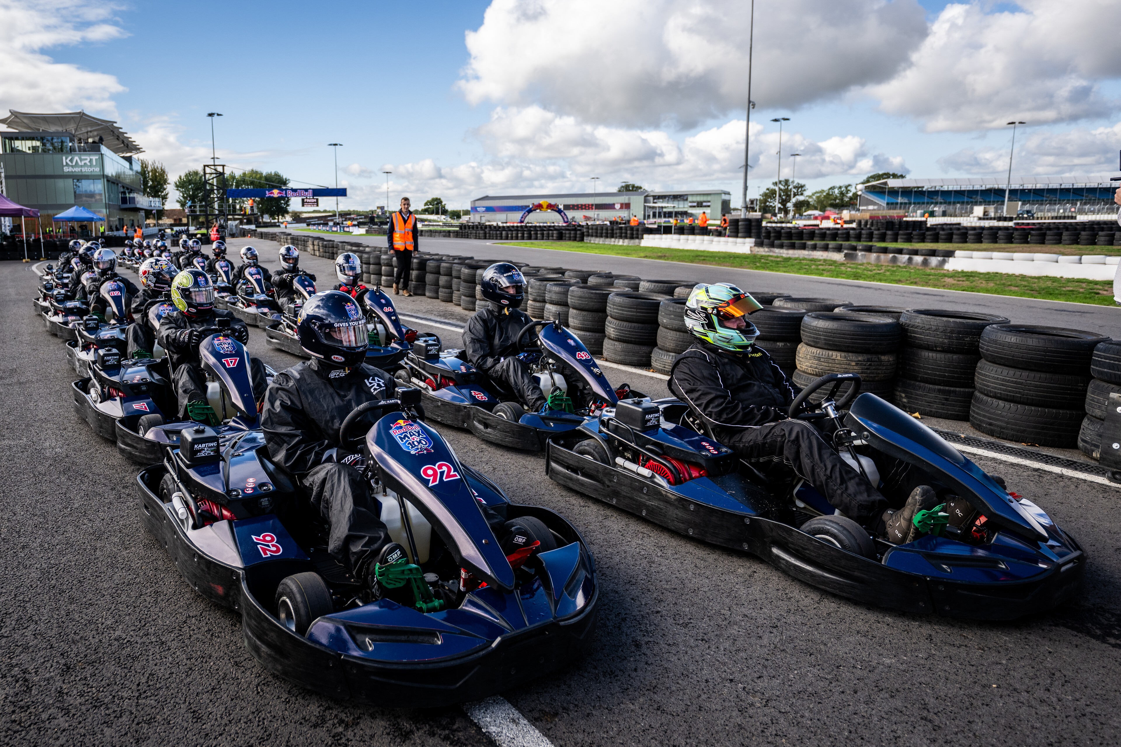 Verstappen larga em último de kart, supera 100 pilotos e vence desafio em Silverstone em 35 minutos