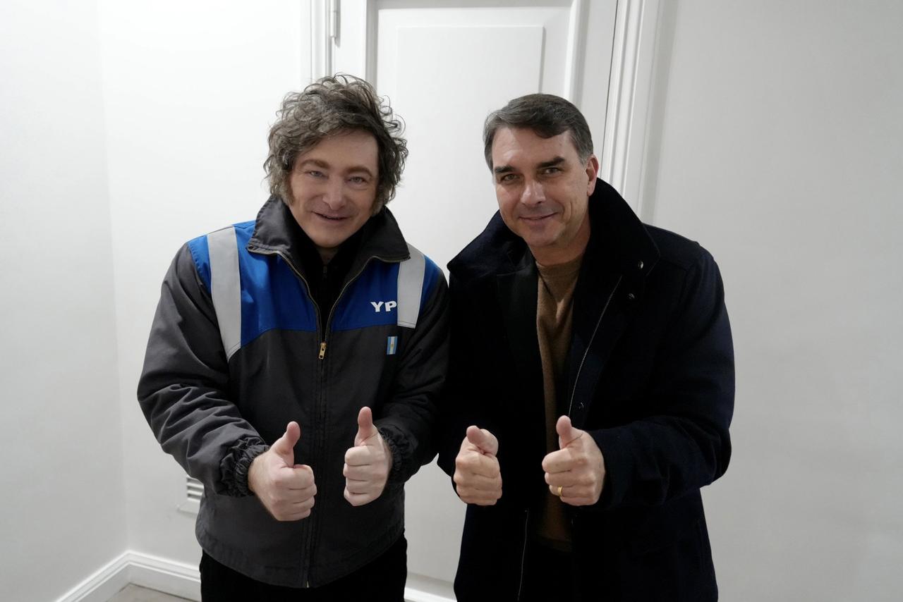 Milei Confirma Participação em Convenção do PL com Flávio Bolsonaro