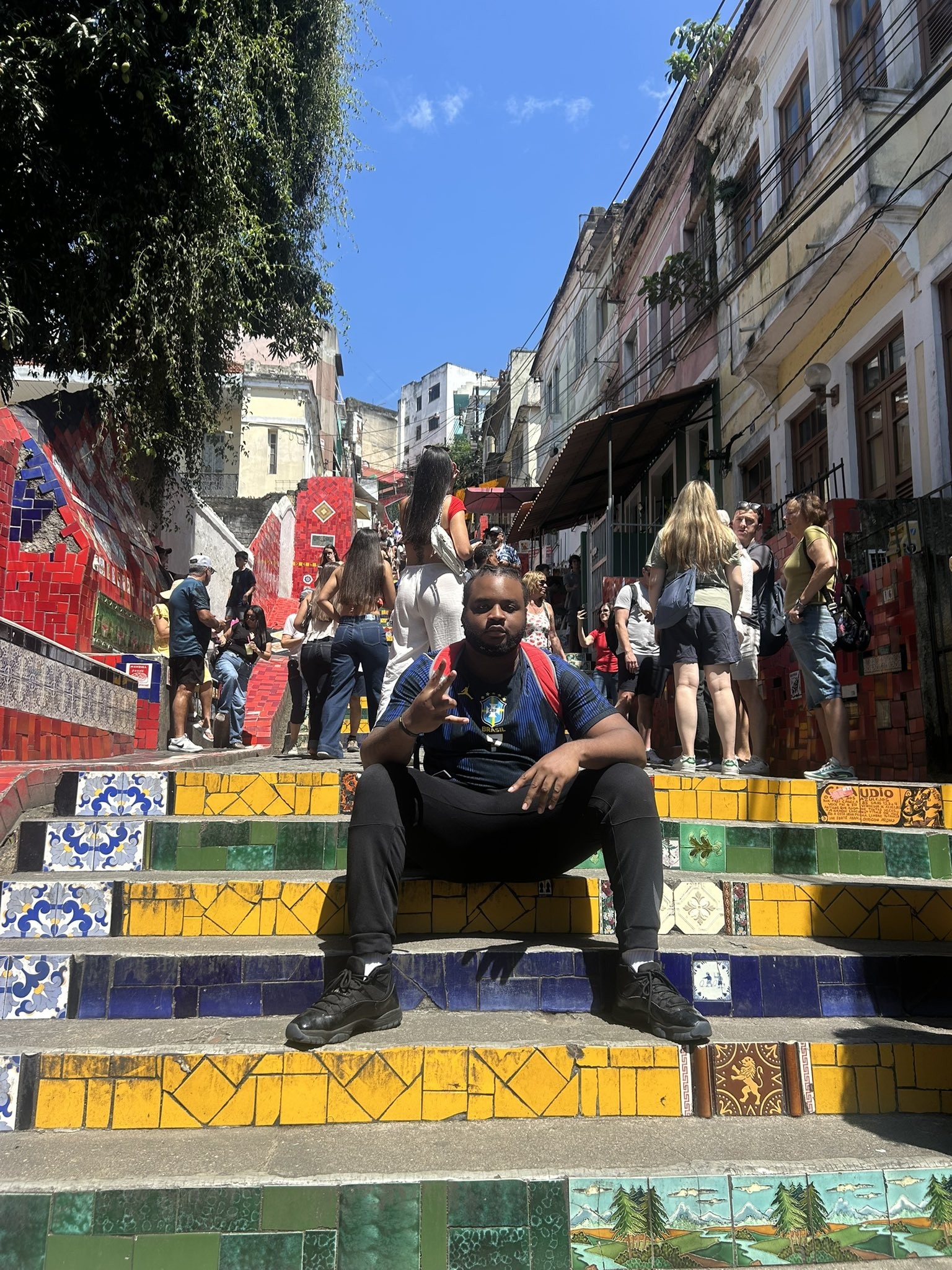 Torcedor da NFL no Rio vive choque cultural com moto-táxi e caipirinha, virando febre online