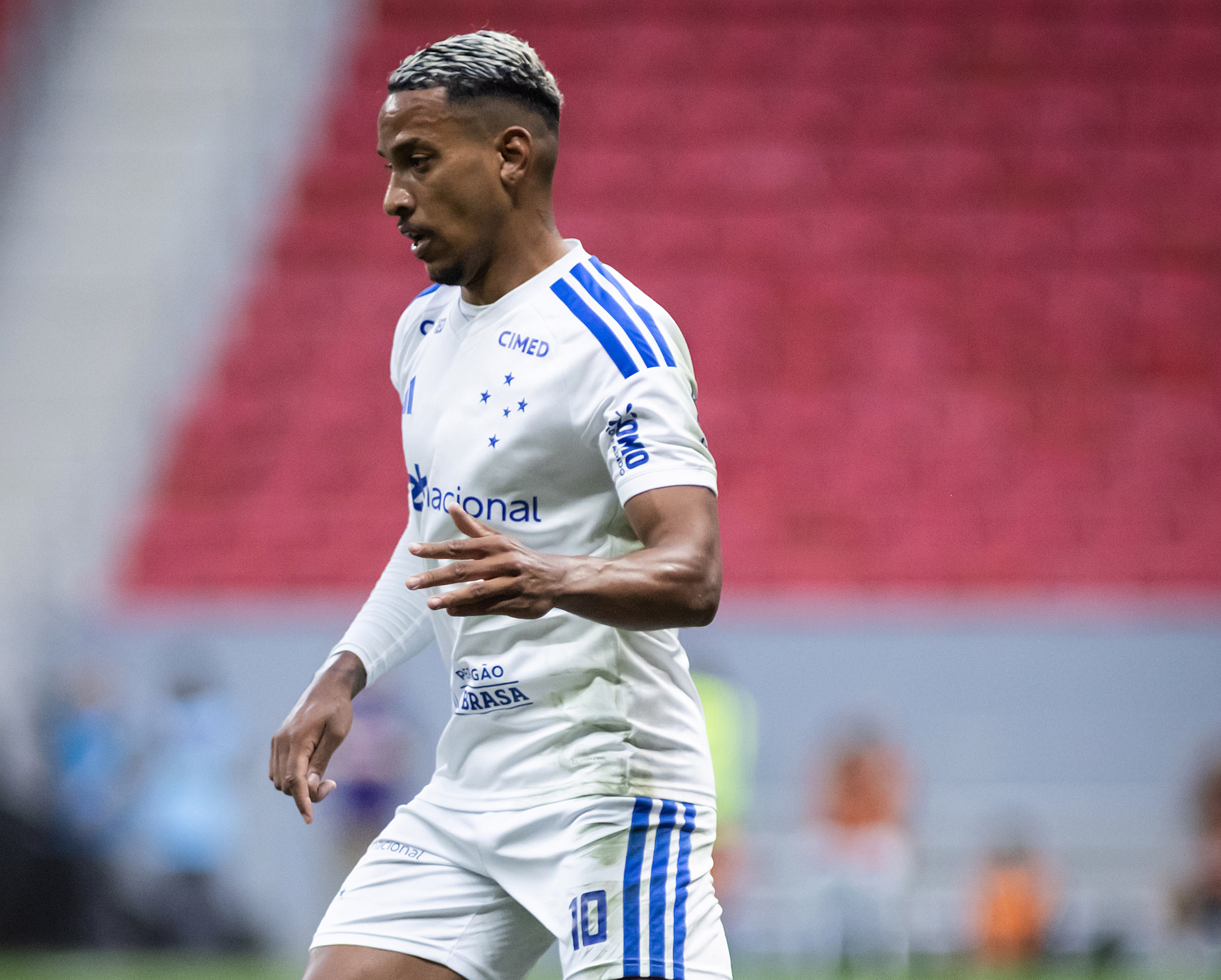 Matheus Pereira comemora vitória do Cruzeiro sobre o Internacional