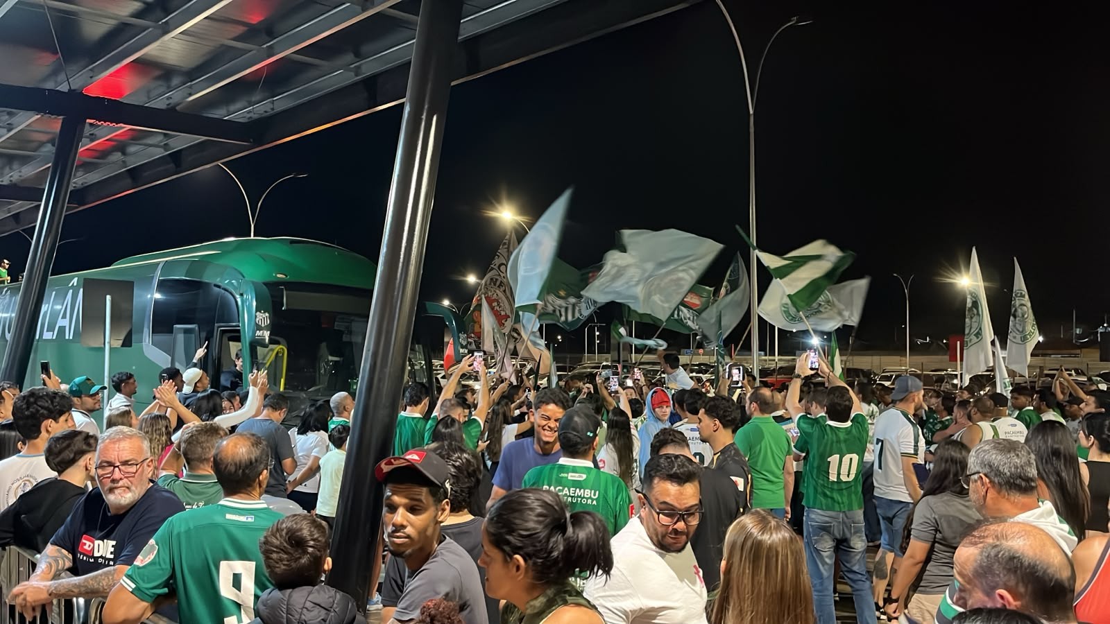 Uberlândia Desembarca No Aeroporto com Festa