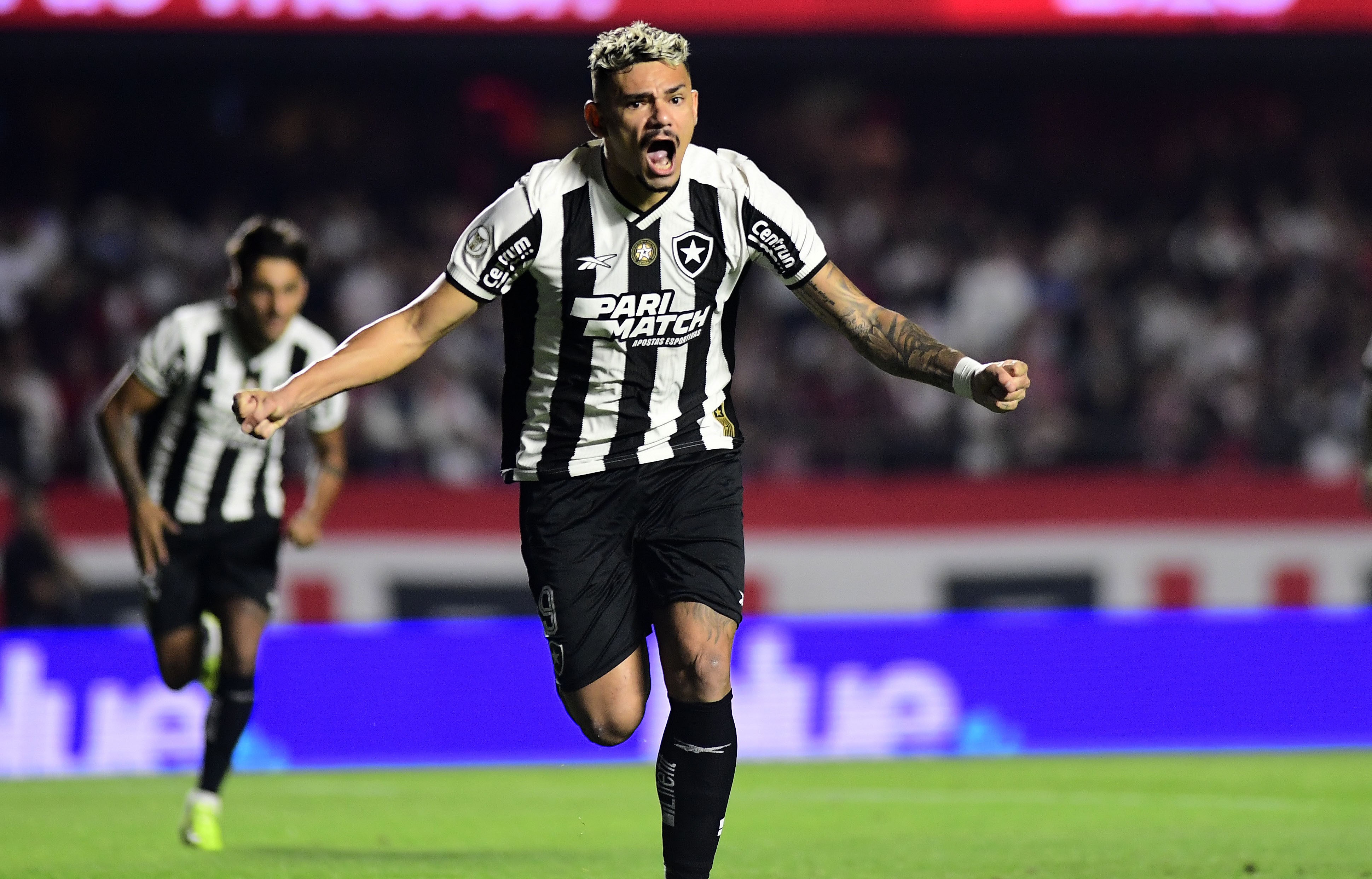 Botafogo avança para repatriar Tiquinho Soares em negociação com contrato até 2026