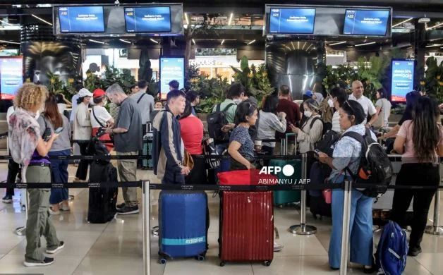 Indonesia's Main Airport Halts Operations After Anak Krakatoa Volcanic Eruption