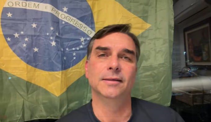 Flávio Bolsonaro ataca diretor da PF e imprensa: ‘pau-mandado’ de Lula