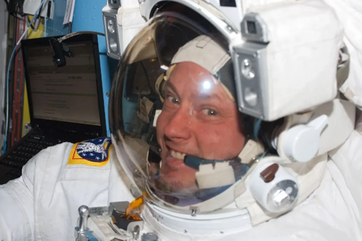 Astronauta da Nasa se aposenta após emergência médica misteriosa no espaço
