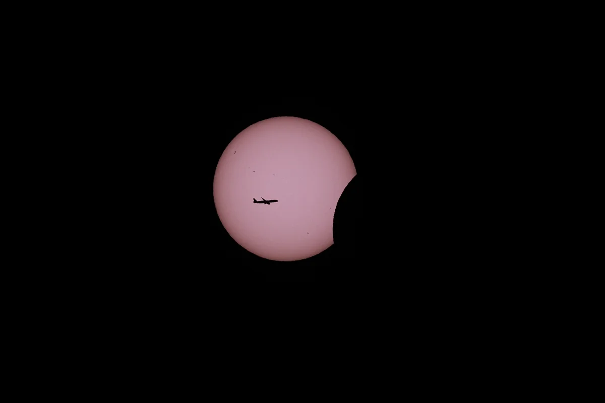 Eclipse solar de 12/8 encerra espetáculo global após encobrir Sol para milhões