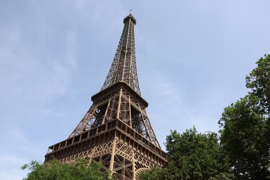 Torre Eiffel fecha em protesto após afastamento de funcionárias durante visita hindu
