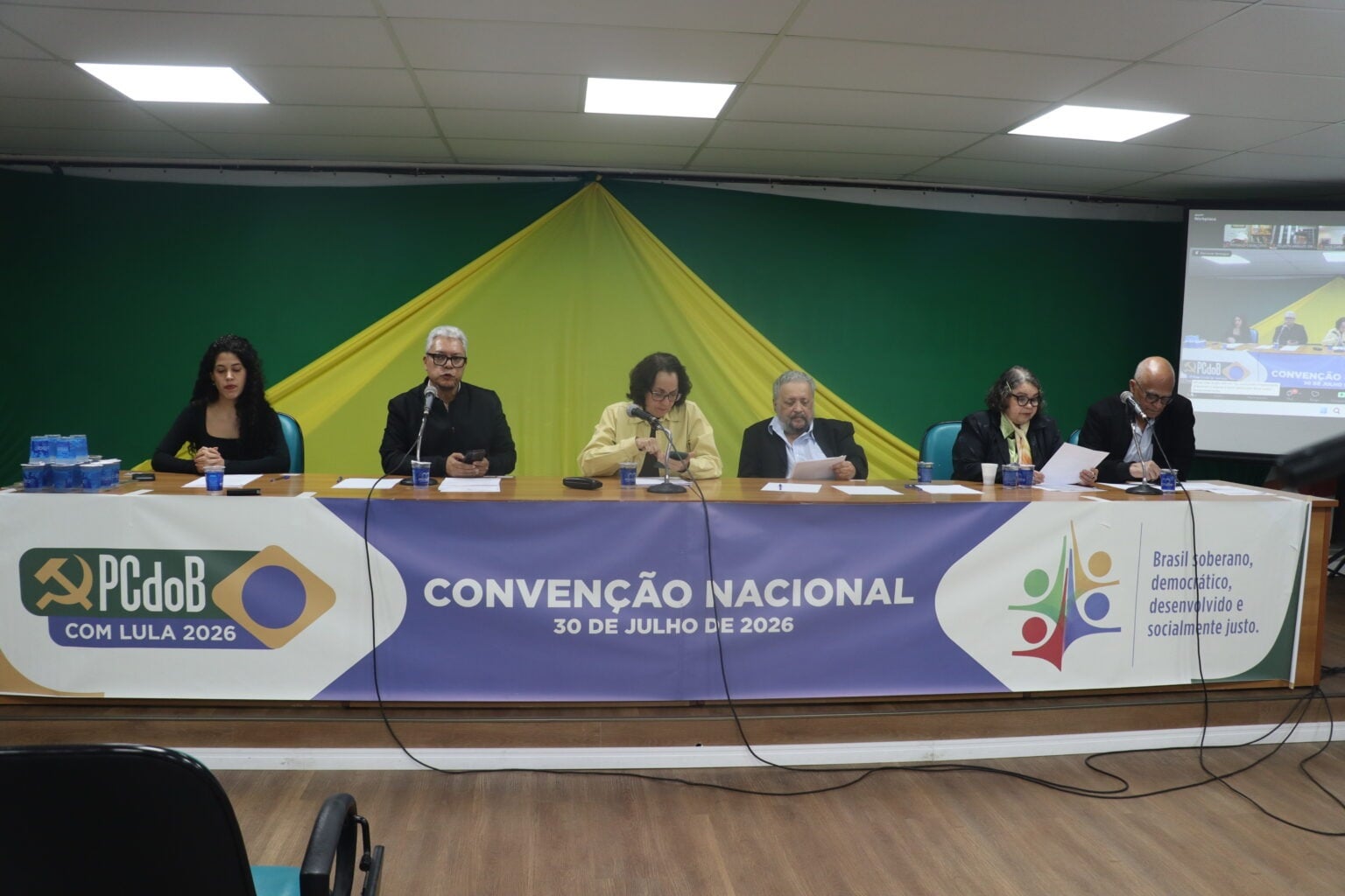 PCdoB lança nova identidade visual com verde, amarelo e azul da bandeira do Brasil