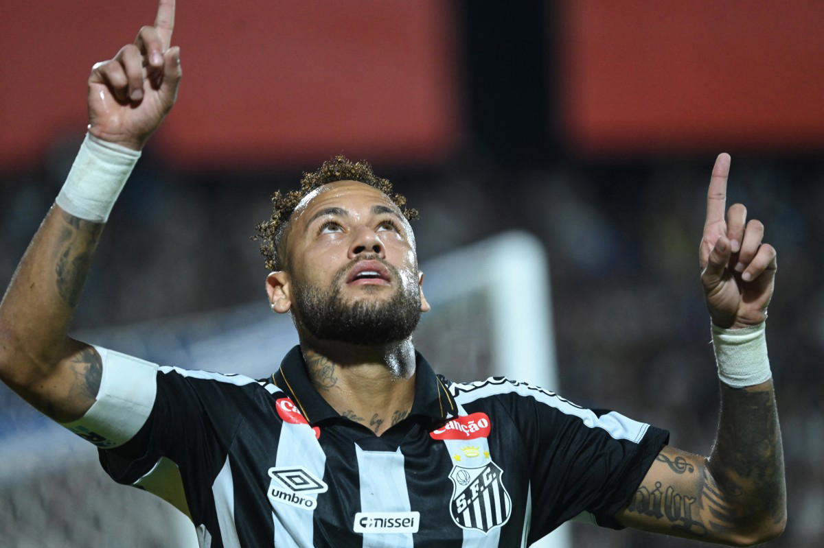 Neymar Scores Twice, Mocks Critics with Debut Goal for Santos