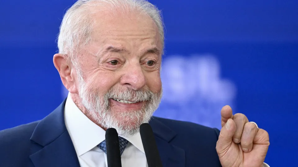 Lula defende submarino nuclear, diz que Brasil não pode ter 'cabeça baixa'