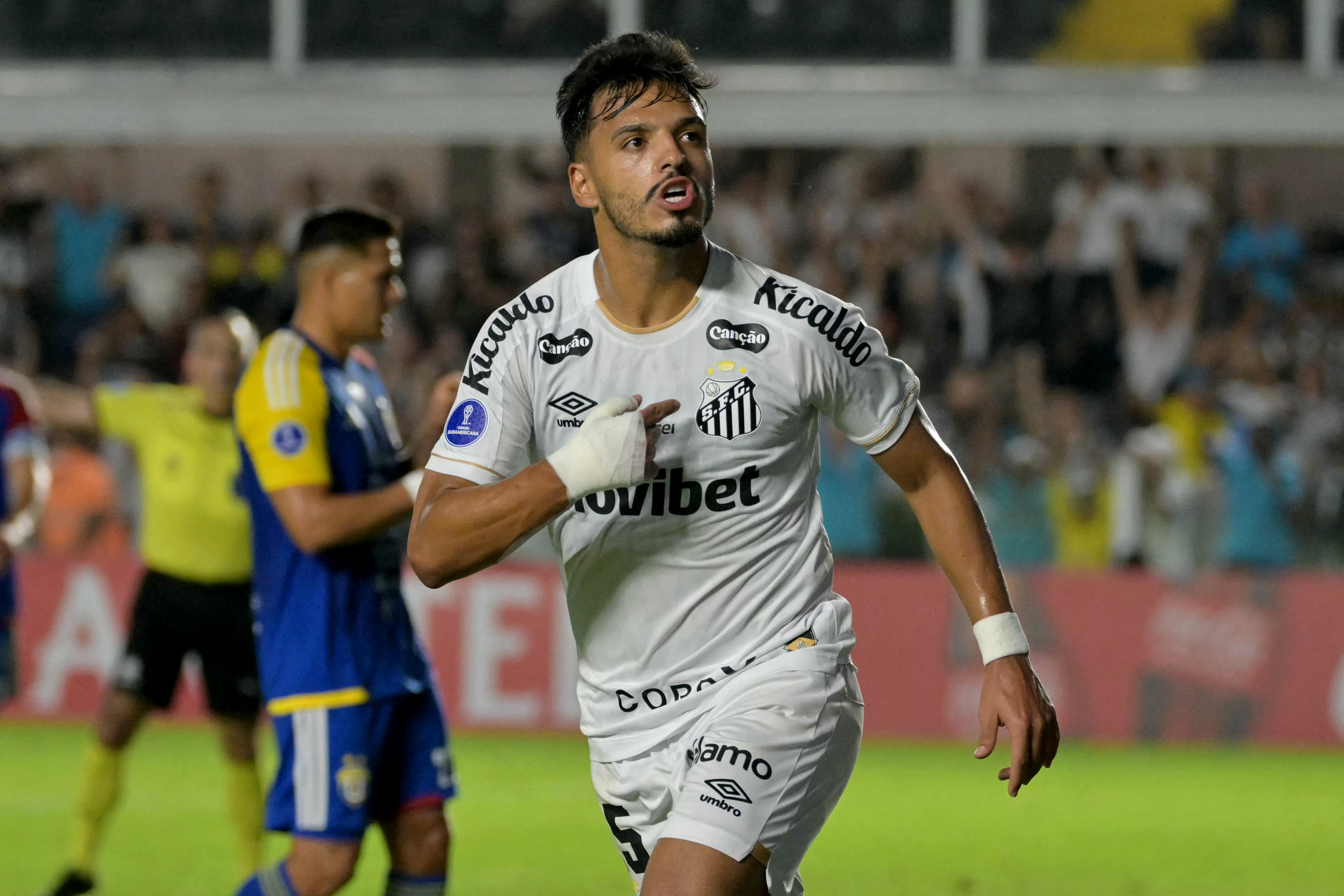 Gabriel Menino garante Santos após gol e recusa recado a Ancelotti
