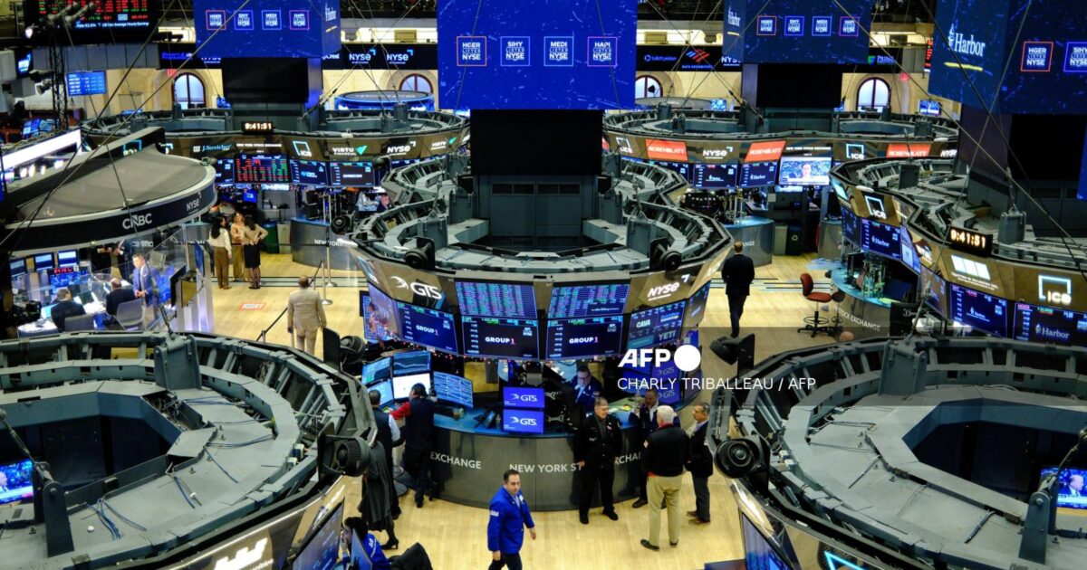 Stocks Rise, Oil Slips as Global Markets Eye US Economic Threat to Iran