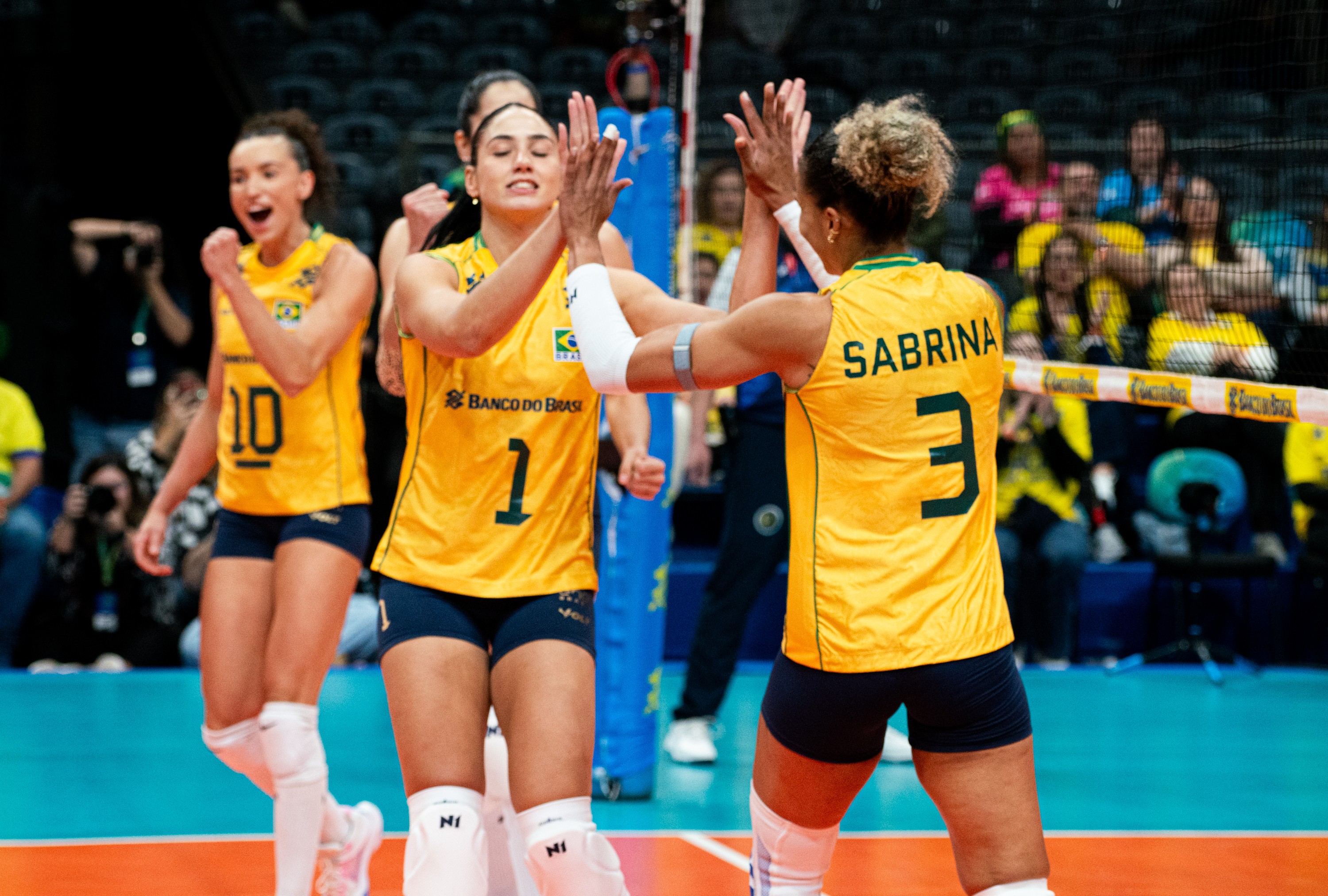 Vivian e Sabrina brilham no Pré-Olímpico e se firmam como opções de Zé na seleção de vôlei