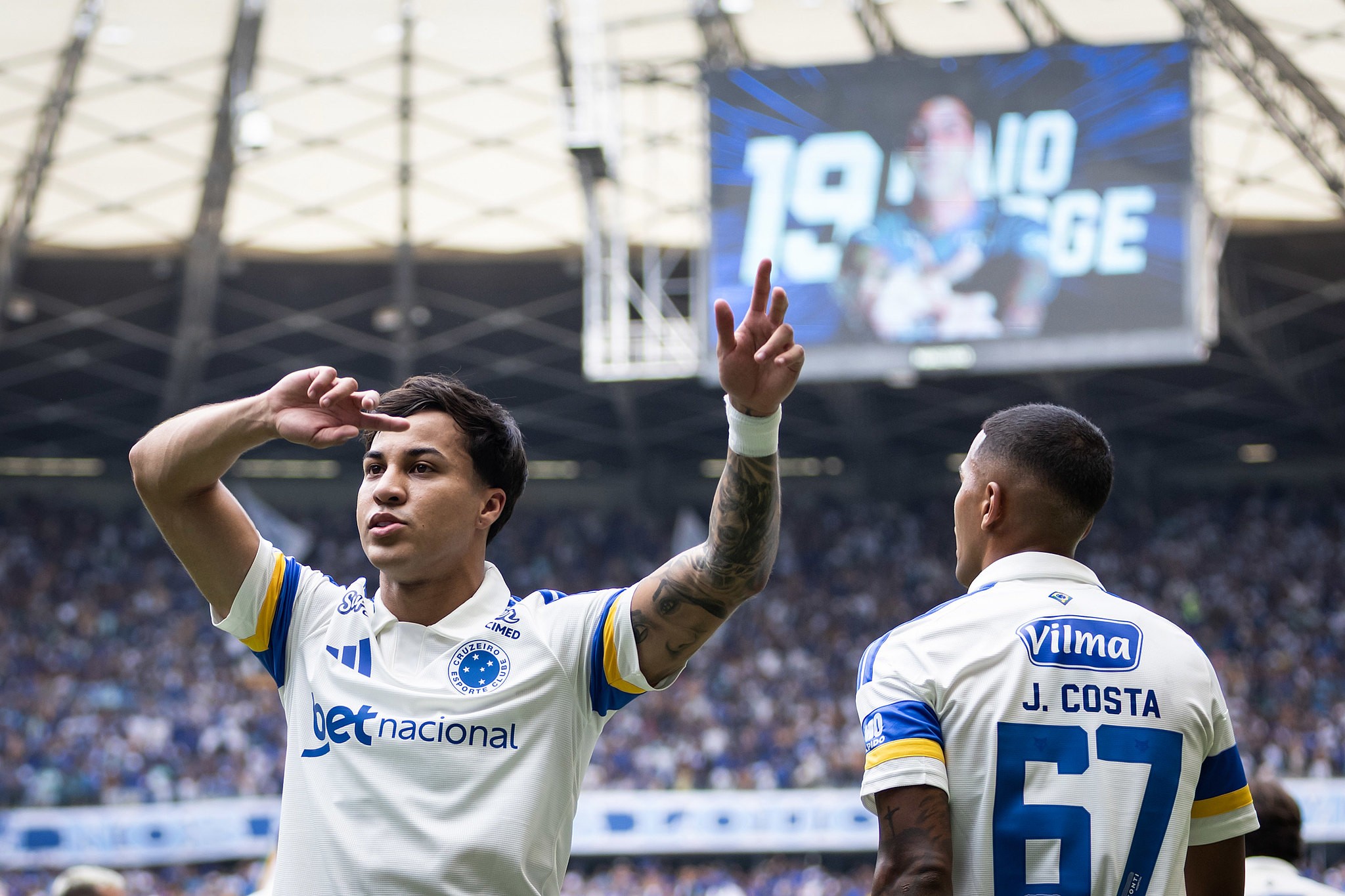 Cruzeiro busca liderança do returno do Brasileiro em duelo direto com o Athletico-PR