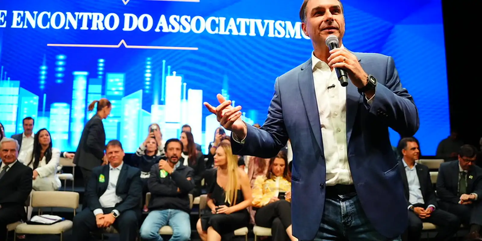 Flávio Bolsonaro visita pai em prisão domiciliar e fortalece apoios em São Paulo