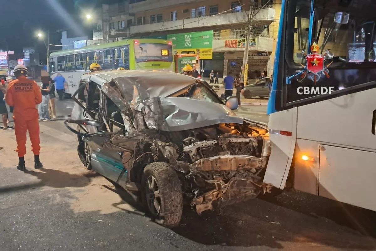 Acidente entre ônibus e carro interdita Hélio Prates em Ceilândia