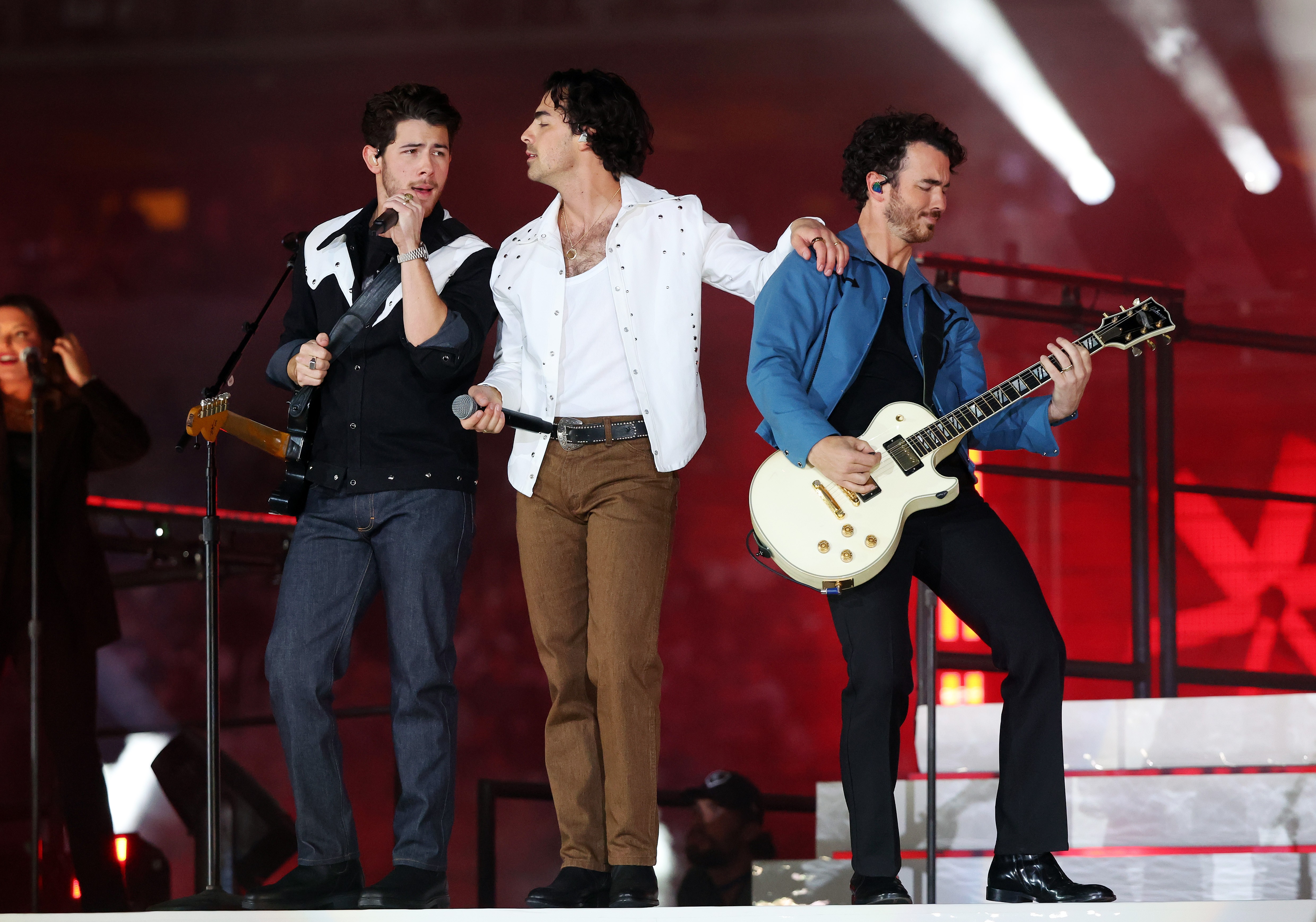 Jonas Brothers se apresentam no intervalo do primeiro jogo na Austrália