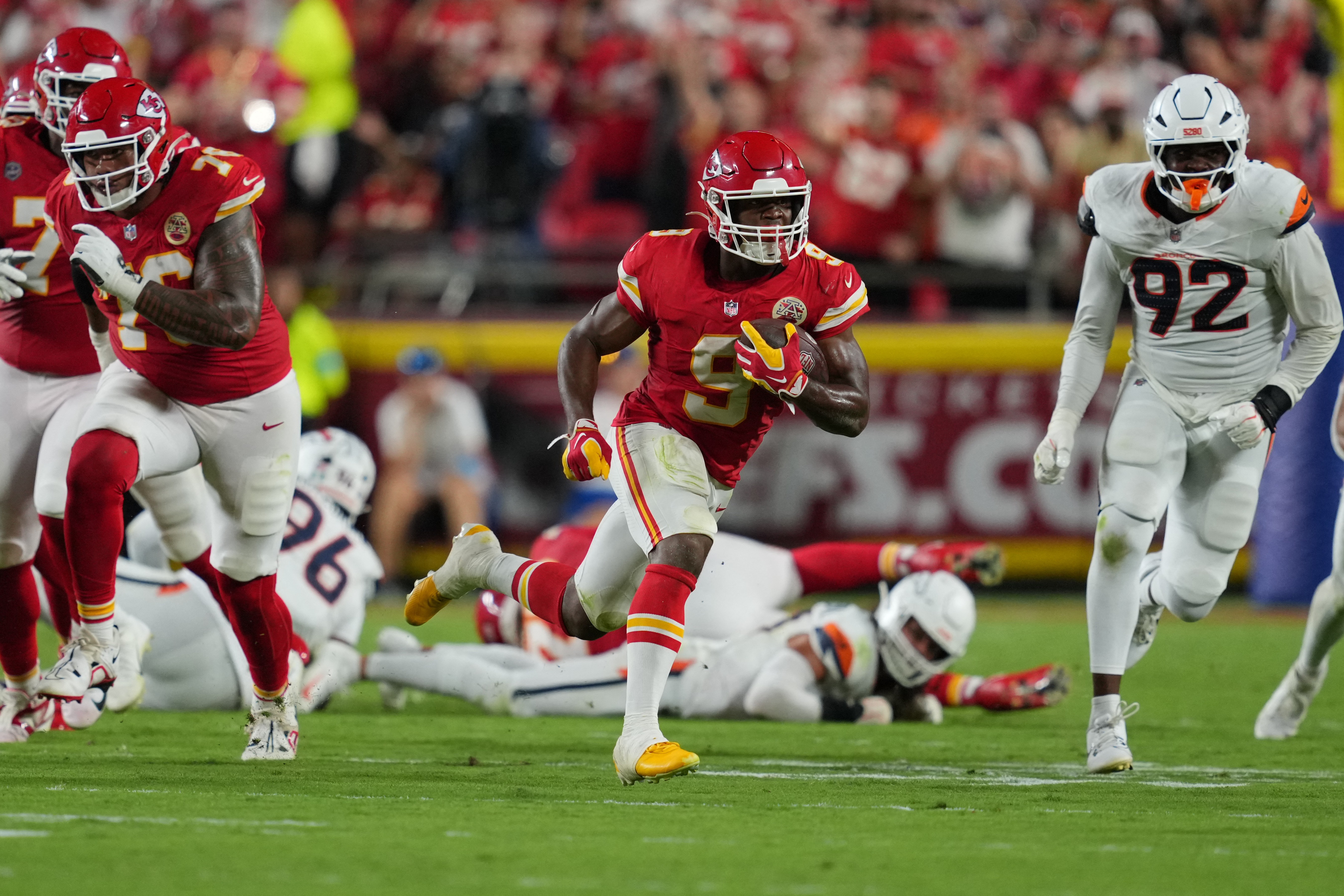 Mahomes retorna em grande estilo, Walker brilha e Chiefs arrasam Broncos por 31 a 10 na NFL
