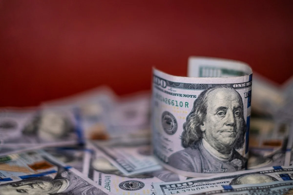 Dólar e Ibovespa terminam dia estáveis, à espera da decisão do Copom sobre a Selic